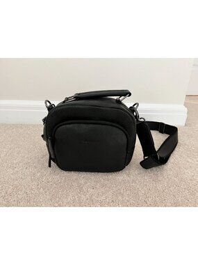 NWOT Oberwerth Ladies Kiki Black Leather Lightweight Camera Crossbody Bag